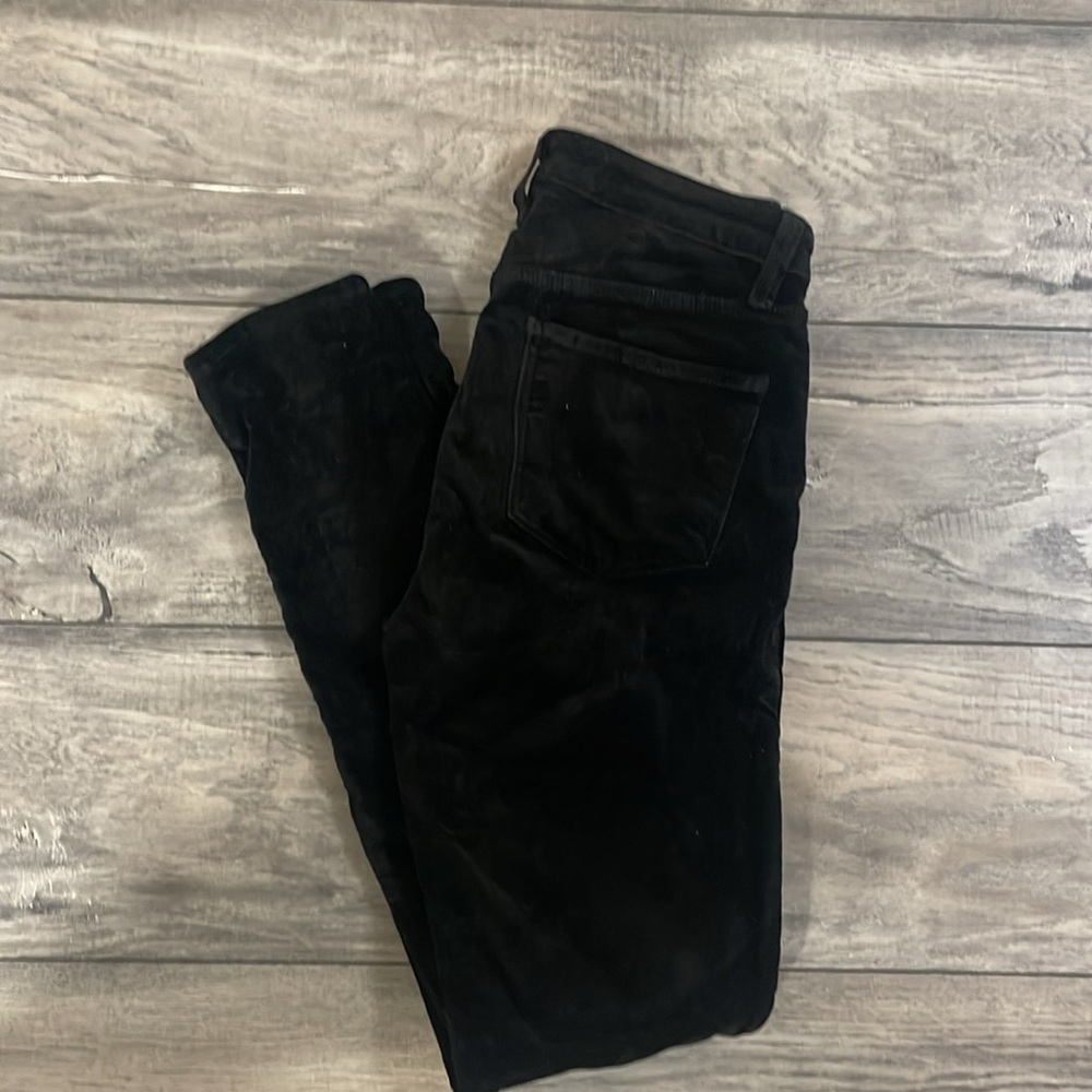 J brand velvet pants size 25
Cute black pants 
Great condition - Picture 2 of 5